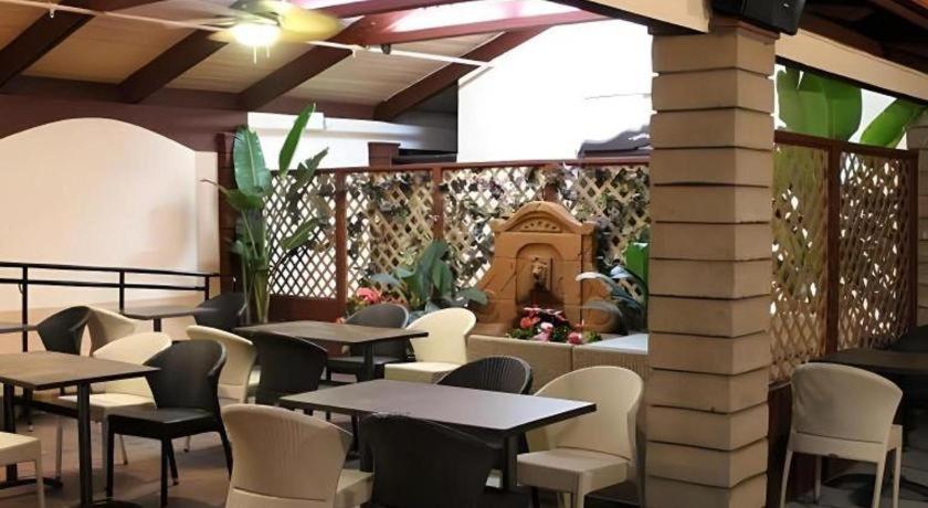 Alhambra Hotel Exterior photo